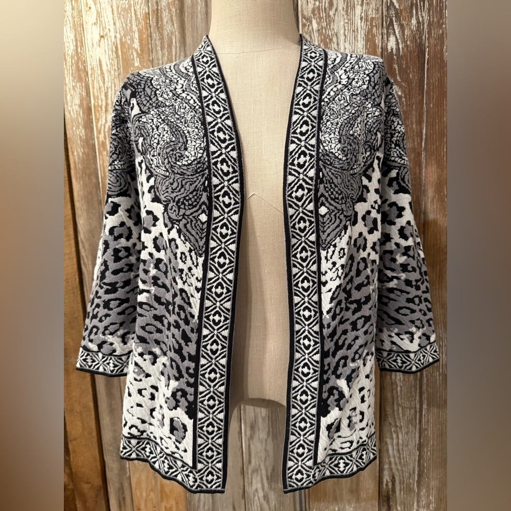NWT CHICO’S Size 0 (Small) Cardigan Animal Print Jacquard Grey Black Wht MSRP$75